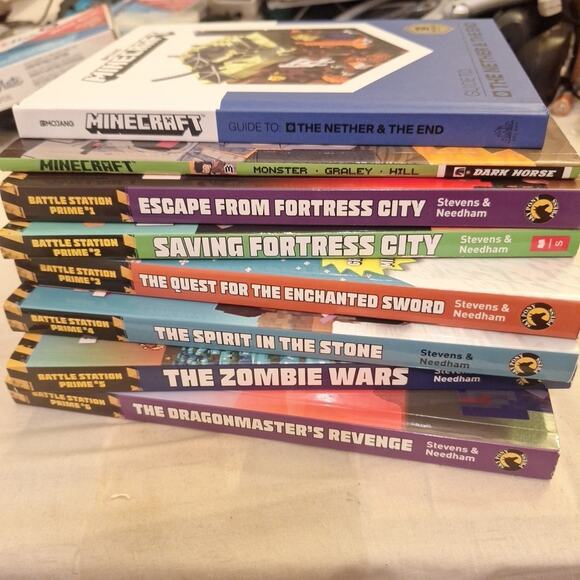 Minecraft Book Lot of 8Graphic Novels Battle Station Prime 1-6. 1 Guide. Vol3 GN - Picture 1 of 6